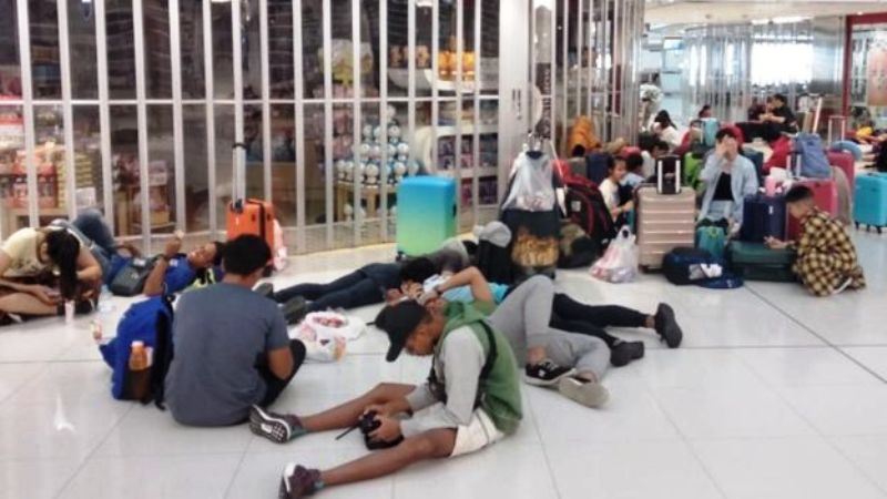 Bentrok Demo vs Polisi, 47 Atlet Indonesia Terjebak di Bandara Hong Kong