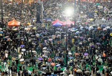 Hujan Lebat, Lebih 100.000 Massa Demo Tolak Rezim China