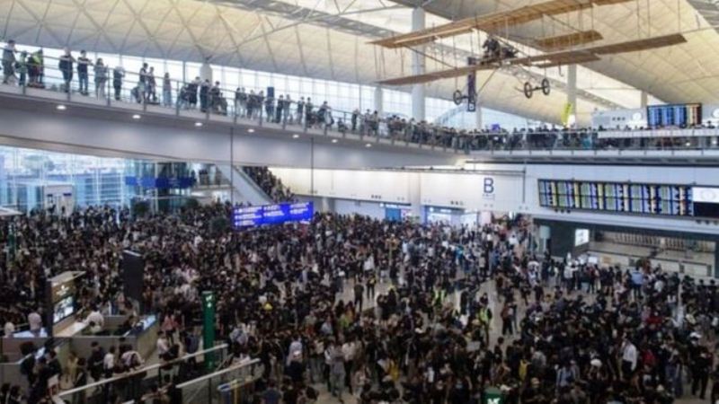 Ribuan Massa Duduki Bandara, 160 Penerbangan Dibatalkan