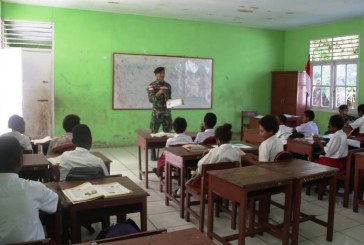 TNI Jadi Guru di Sekolah Perbatasan
