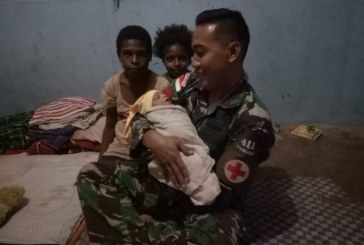 Prajurit TNI Bantu Persalinan Bayi Lahir di Tapal Batas
