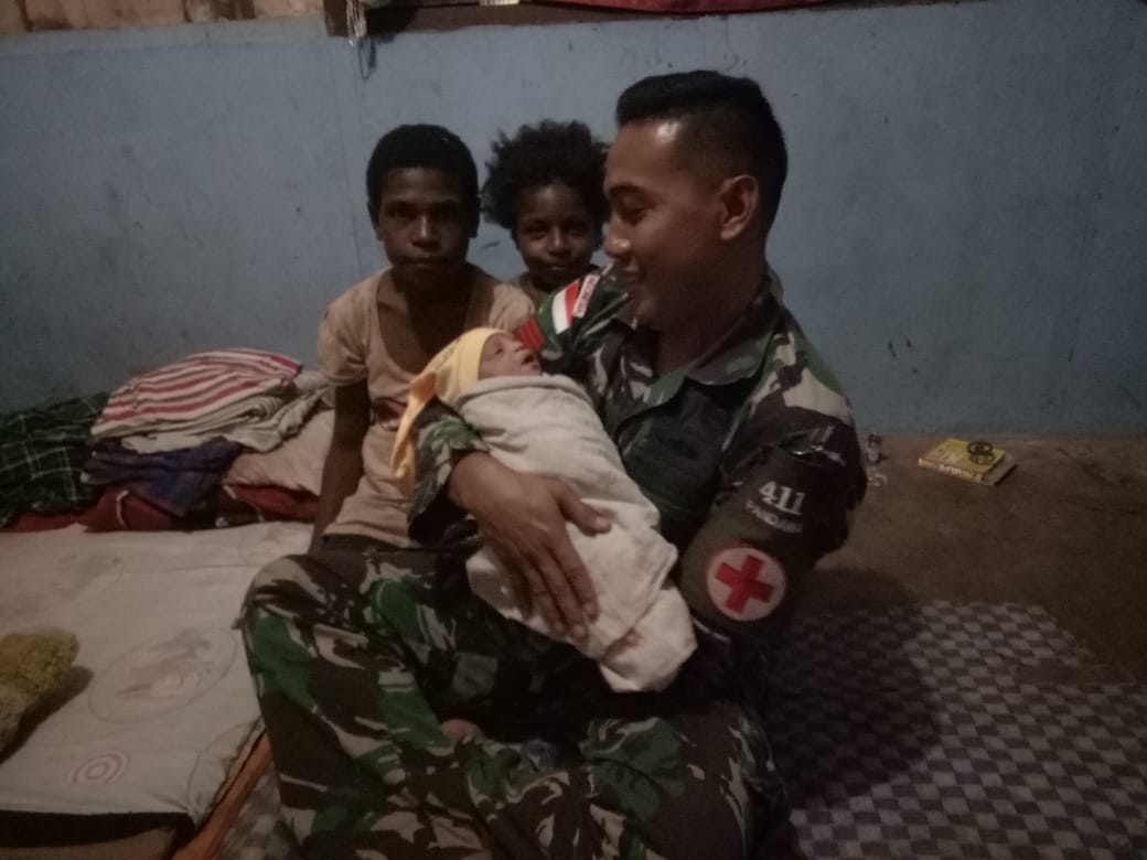 Prajurit TNI Bantu Persalinan Bayi Lahir di Tapal Batas