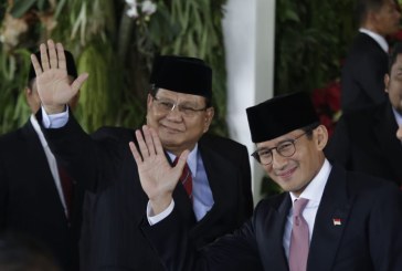 Kompak Kenakan Jas Hitam, Prabowo-Sandi Hadiri Pelantikan Jokowi-Ma’ruf