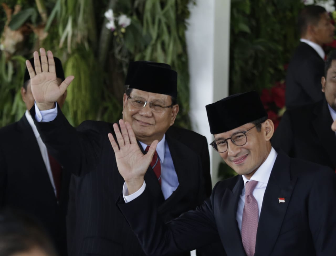 Kompak Kenakan Jas Hitam, Prabowo-Sandi Hadiri Pelantikan Jokowi-Ma’ruf