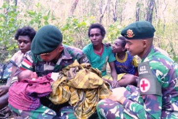 Prajurit TNI Bantu Persalinan Bayi Lahir di Tengah Hutan