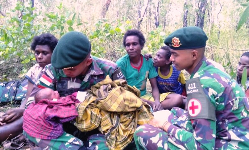 Prajurit TNI Bantu Persalinan Bayi Lahir di Tengah Hutan