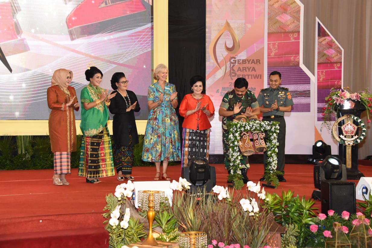 Panglima TNI Buka Gebyar Karya Pertiwi dan Military Attache Spouses Culture 2019