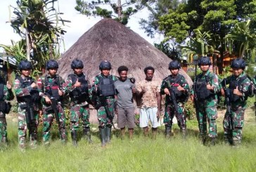 Prajurit TNI Kostrad Sowan ke Rumah-rumah Warga Papua