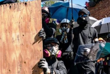 Meski Diancam Polisi, Ratusan Demonstran Tetap Bertahan di Kampus