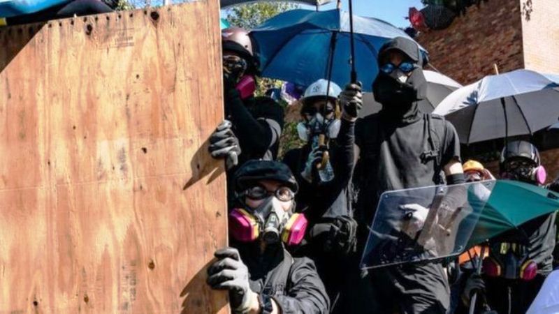 Meski Diancam Polisi, Ratusan Demonstran Tetap Bertahan di Kampus