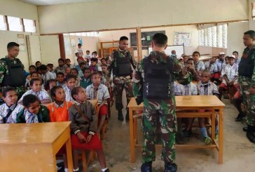 Prajurit TNI Ajarkan Lagu-lagu Nasional pada Siswa-siswa SD di Papua