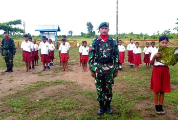 Tanamkan Jiwa Nasionalisme, Prajurit TNI Gelar Upacara Bendera di SD Perbatasan RI-PNG