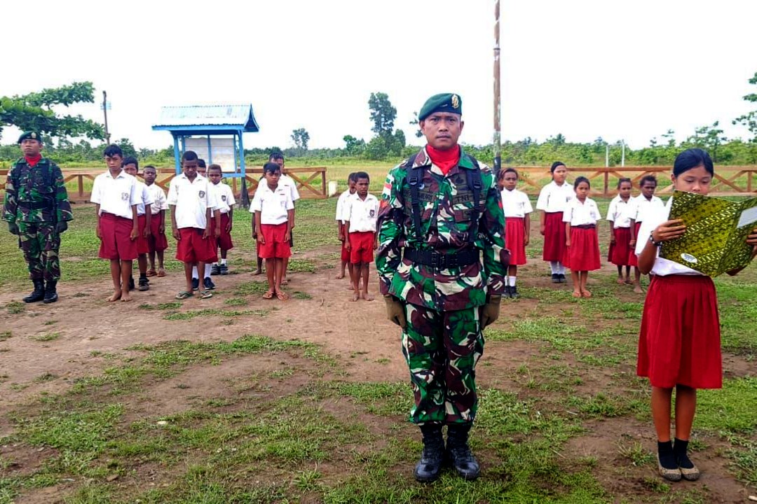 Tanamkan Jiwa Nasionalisme, Prajurit TNI Gelar Upacara Bendera di SD Perbatasan RI-PNG
