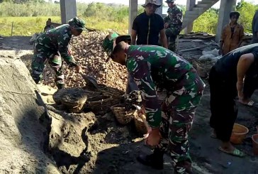 Prajurit TNI Satgas Pamrahwan Maluku Bantu Masyarakat Bangun Masjid Nur Iman