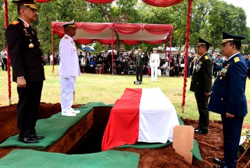 Kasum TNI Pimpin Upacara Pemakaman Edy Harjoko