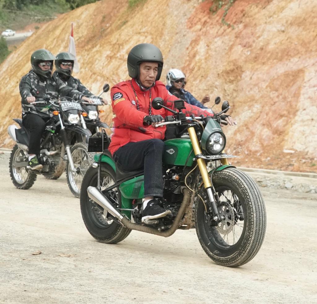 Ketika Jokowi Jajal Jalan Perbatasan Kalimantan Sambil Kendarai Motor