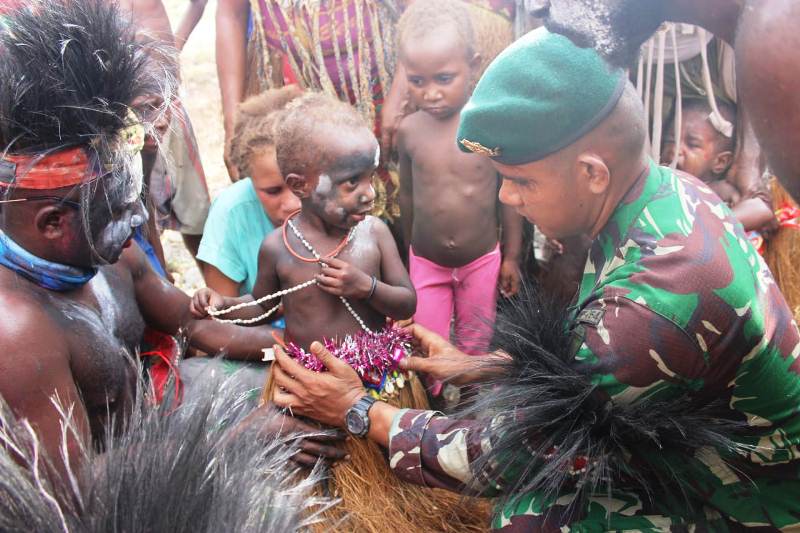 Kostrad Lestarikan Adat Suku Kamoro di Papua