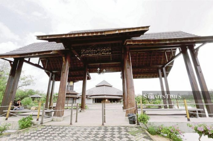 Wah, Mantul! Ukiran Khat di Masjid Malaysia Dibuat oleh Orang Indonesia