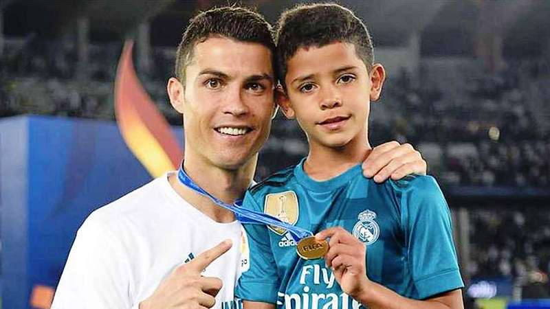 Ronaldo Tak Akan Pensiun Sampai Bisa Main Bareng Sang Anak