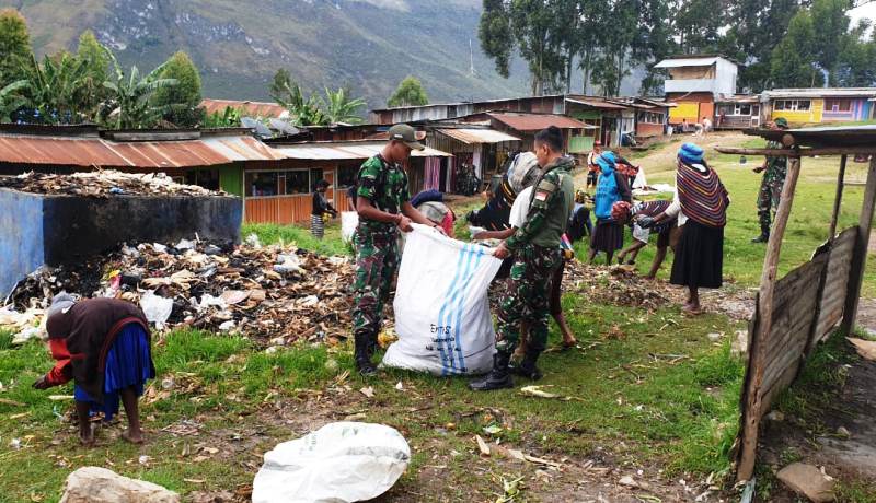 Prajurit TNI dan Masyarakat Bersihkan Pasar di Papua
