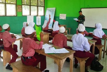 Prajurit TNI Jadi Guru di Maluku