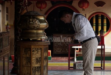 FOTO Umat Tionghoa Berdoa di Klenteng Boen Tek Bio Jelang Imlek