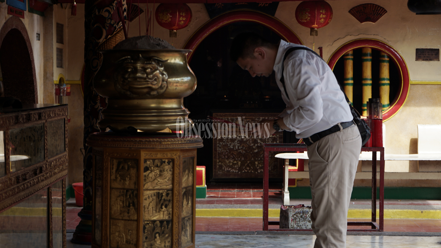 FOTO Umat Tionghoa Berdoa di Klenteng Boen Tek Bio Jelang Imlek