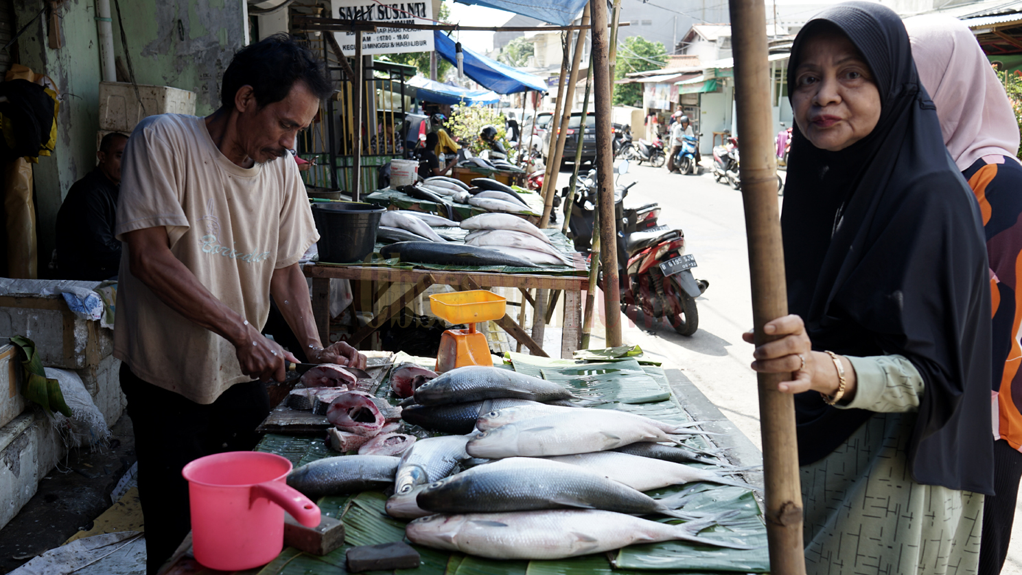 FOTO Para Pedagang Ikan Bandeng Bermunculan Jelang Imlek
