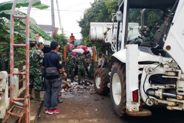 500 Prajurit TNI Bersihkan Sampah Sisa Banjir