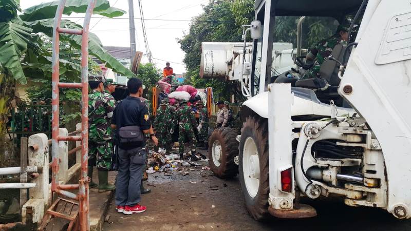500 Prajurit TNI Bersihkan Sampah Sisa Banjir
