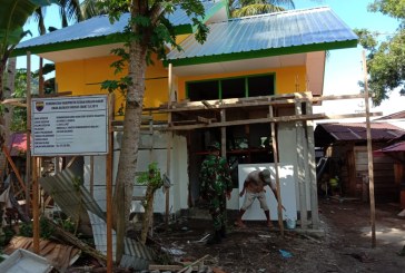 Prajurit TNI Bantu Bangun Rumah Dinas Guru di Maluku