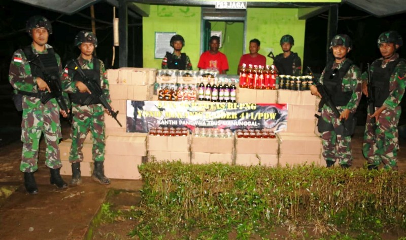 Kostrad Amankan 5.076 Botol Miras Ilegal di Jalan Trans Papua
