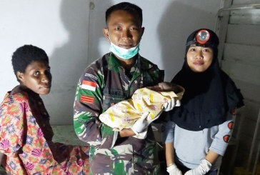 Prajurit TNI Bantu Persalinan Ibu Melahirkan di Papua