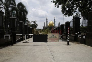 FOTO Masjid Kubah Emas Tidak Gelar Salat Jumat
