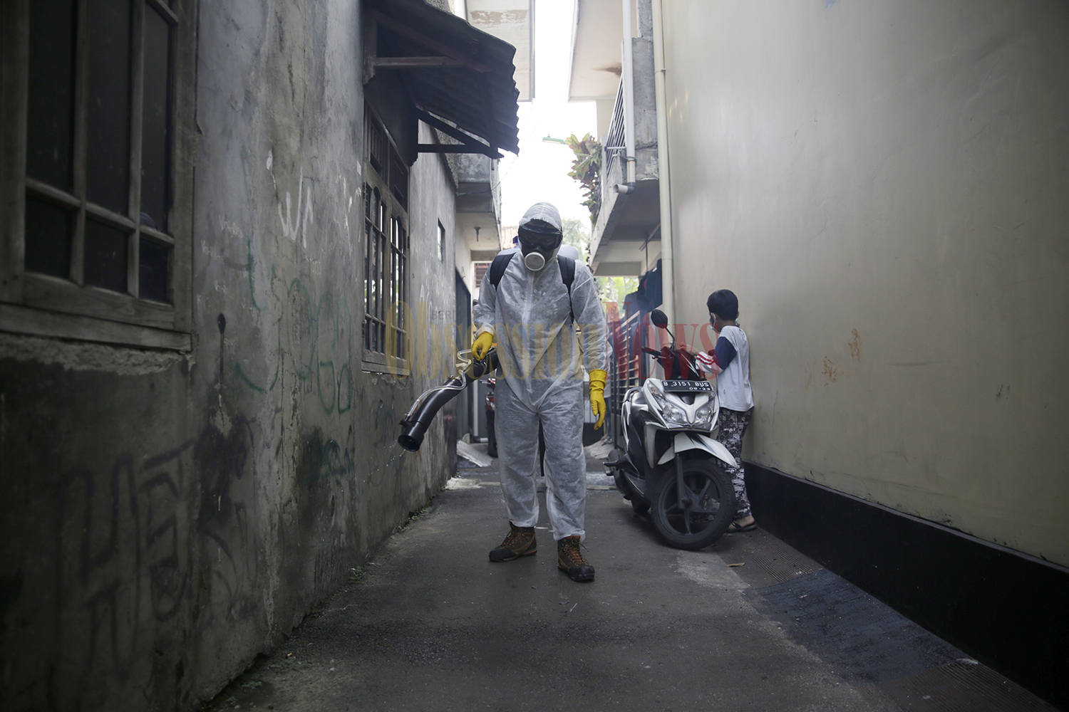 FOTO Penyemprotan Disinfektan untuk Cegah Covid-19 di Kampung Baru