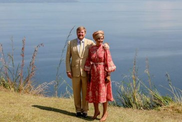 Raja dan Ratu Belanda Nikmati Keindahan Danau Toba