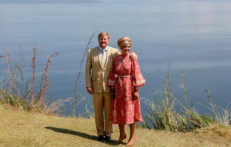 Raja dan Ratu Belanda Nikmati Keindahan Danau Toba