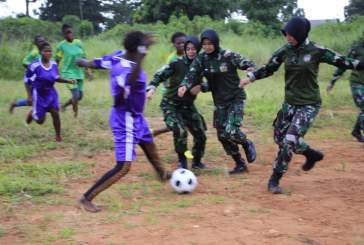Wanita ‘Peacekeepers’ Satgas TNI Bahagiakan Wanita dan Anak-anak Kongo Bahagia