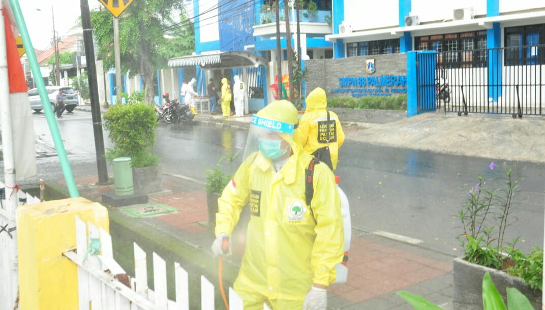Perangi Covid-19, Golkar Semprotkan Disinfektan di 5 Titik DKI Jakarta