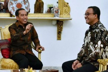 Kolaborasi Jokowi-Anies Beri Bansos kepada Warga Jakarta Terdampak Corona