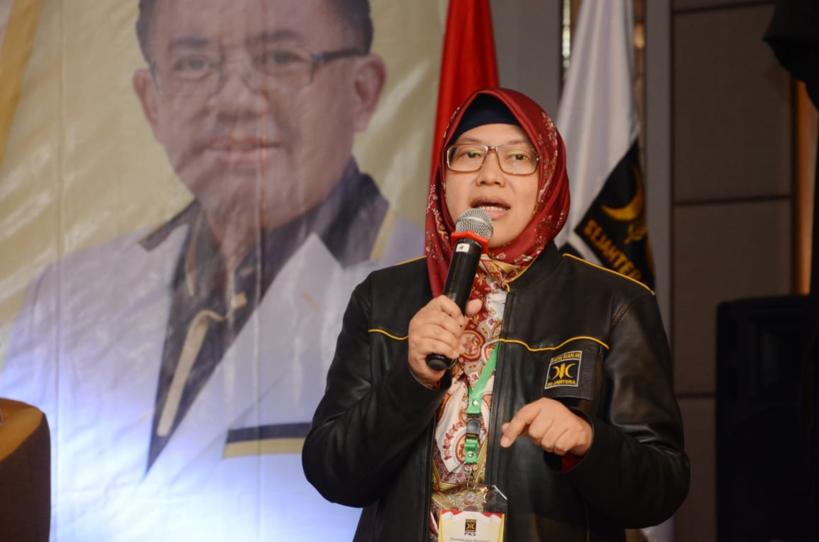 Cegah Covid-19, Anggota F-PKS DPR Ledia Hanifa Bagikan Alkes di Kota Bandung dan Cimahi