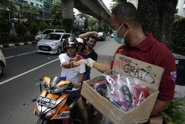 FOTO Forkoci Jakarta Bagikan 500 Masker Non Medis