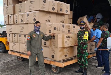 Prajurit TNI Distribusi APD Tepat Sasaran
