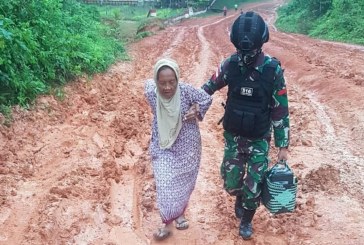 FOTO Aksi Mulia Anggota TNI Mengantar Pulang Seorang Nenek