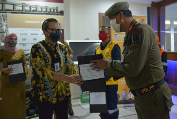 Kemenparekraf Berikan 10.000 Masker Kain kepada Petugas Lapangan Kota Tangerang