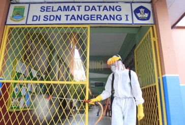 FOTO PMI Lakukan Penyemprotan Disinfektan di SDN Tangerang 1