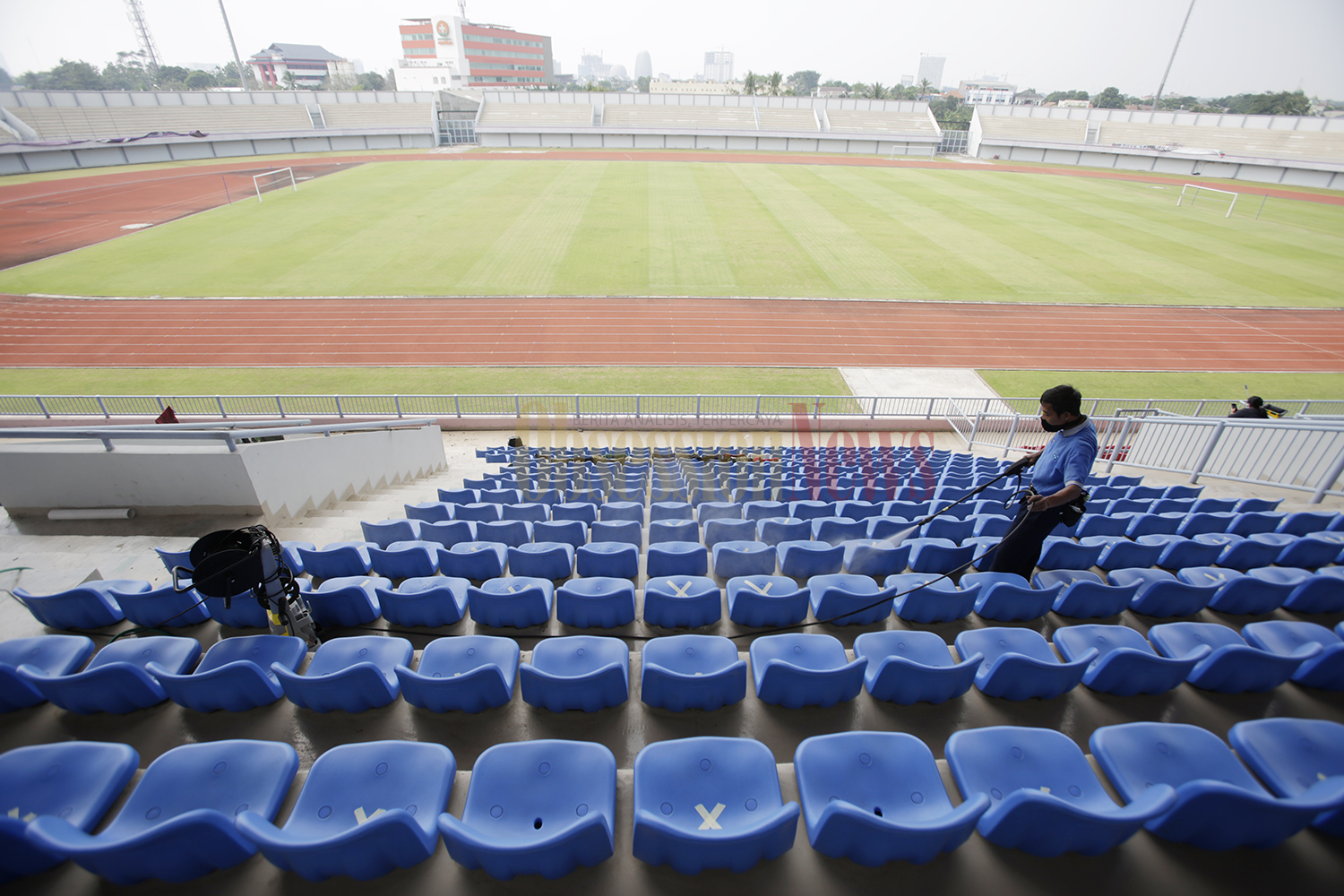 FOTO Perawatan Stadion Sport Center Kelapa Dua di Tengah Pandemi Covid-19