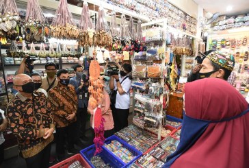 Menkop Kunjungi Pasar Beringharjo Pastikan Program PEN Tepat Sasaran