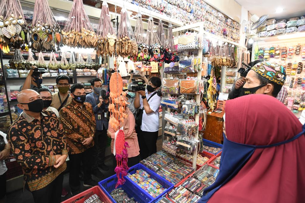 Menkop Kunjungi Pasar Beringharjo Pastikan Program PEN Tepat Sasaran