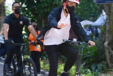 Jokowi Pakai Sepeda Lipat Buatan Dalam Negeri